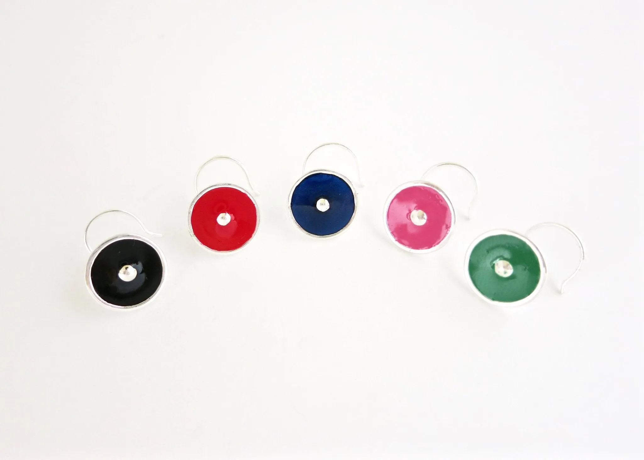 Chic, round navy-blue enamel nose pin