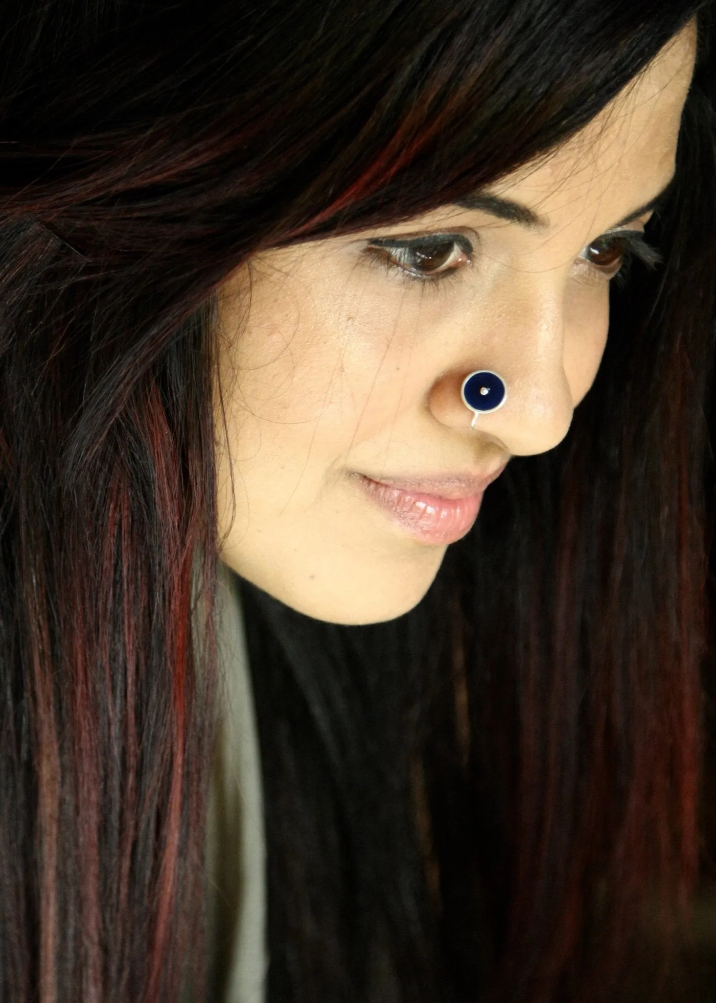 Chic, round navy-blue enamel nose pin