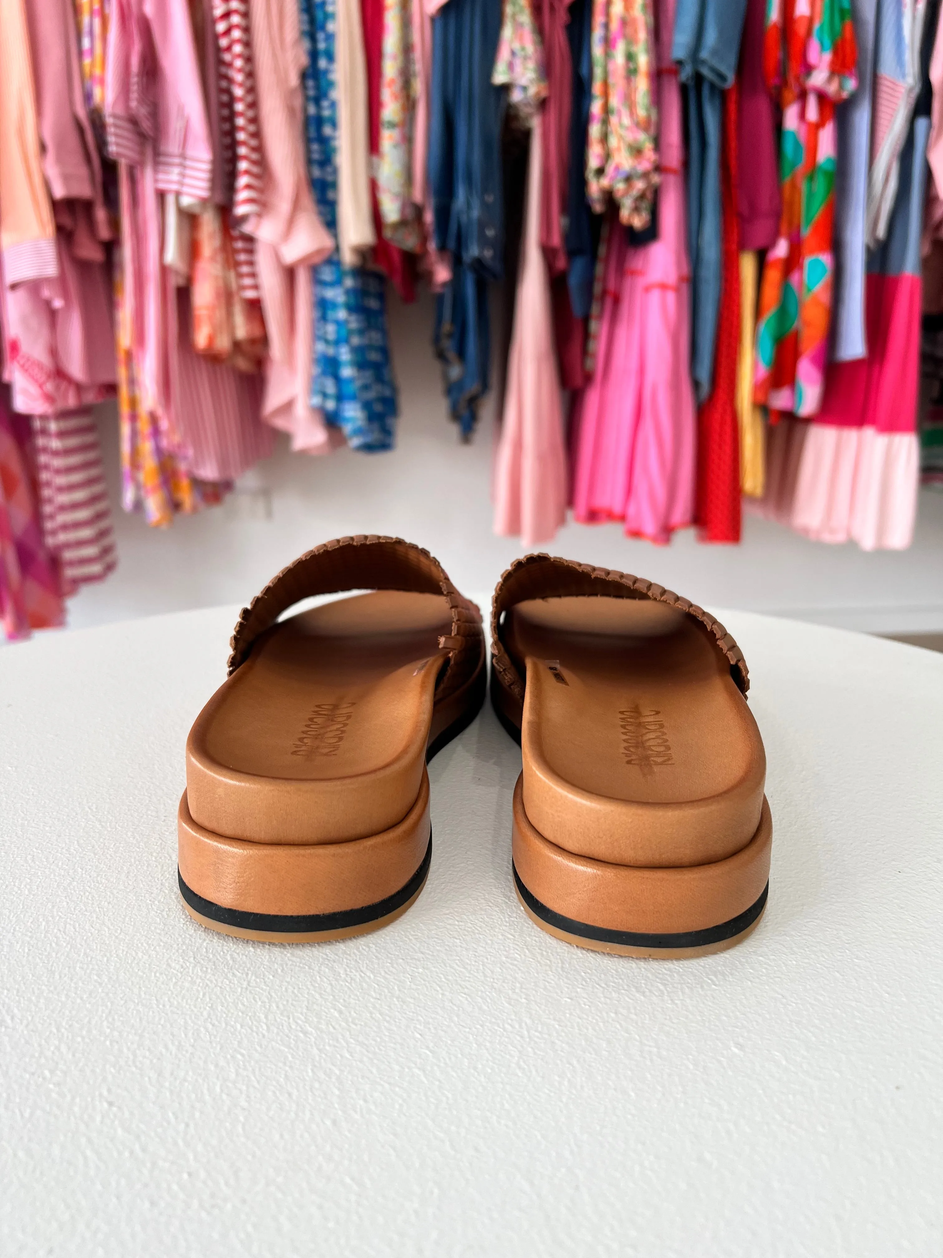 LEONA WOVEN LEATHER SLIDE || TAN