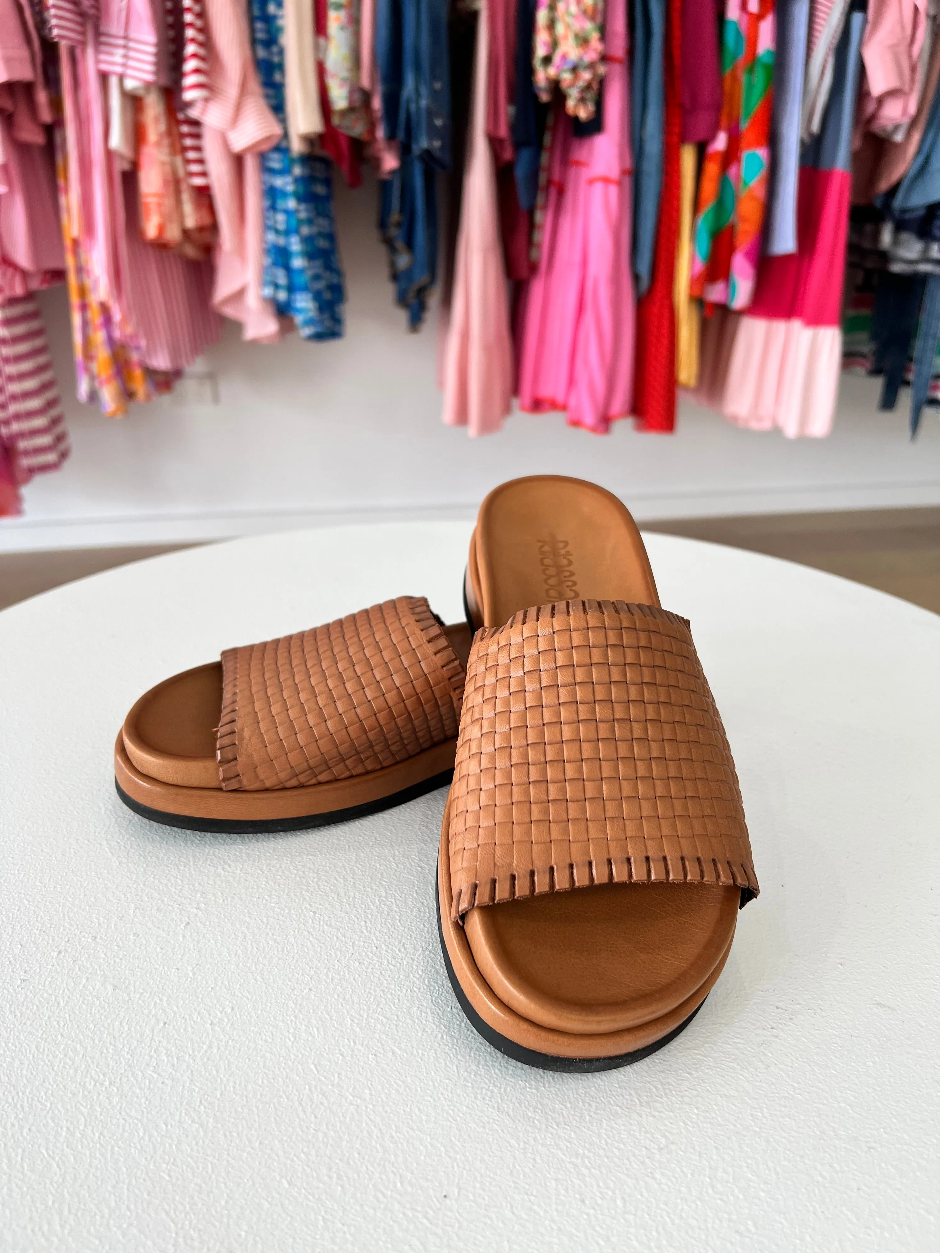 LEONA WOVEN LEATHER SLIDE || TAN