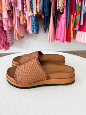LEONA WOVEN LEATHER SLIDE || TAN