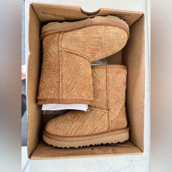 UGG CLASSIC II GRAPHIC STITCH SIZE T8NWB