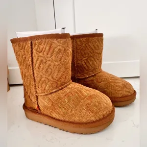 UGG CLASSIC II GRAPHIC STITCH SIZE T8NWB
